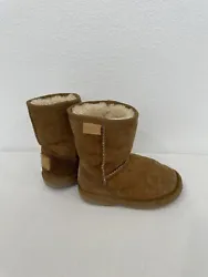I believe these are an 11 or 11.5 based off the size chart on Uggs website. These fit my daughter who is that size so...