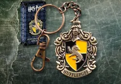 Harry Potter - Porte-clé métal : Hufflepuff Crest. Fabricant : NOBLE COLLECTION (NN7677). Superbe porte-clé en...