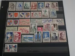 Bonne cote. On retrouve 33 timbres neufs avec charnieres. Voici un joli lot de timbres de France en vrac.