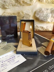 ST DUPONT lighter 100% Authentic and weighed on the scale (see photo). Briquet gravé avec initiales présentes sur le...