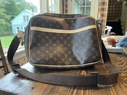 louis-vuitton messenger/laptop bag. Beautiful vintage, like new condition LV monogram messenger bag. Perfect condition...