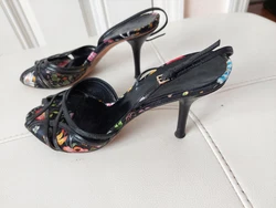 GUCCI WOMEN SHOES SLINGBACK FLORAL BLACK SATIN SIZE 8B ITALY. Pre owned good condition gucci heels, Floral SILK print....