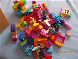 Lot de 146 lego duplo + 2 animaux + 6 personnage.