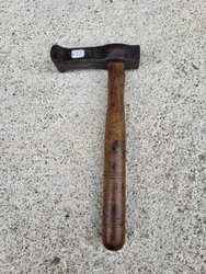 Marteau en métal avec manche en bois. joli et ancien outil. il est en très bon état. et nacceptez pas un colis qui a...