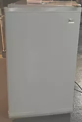 Avanti VF306 Upright Freezer. Brand new but does not have boxDimensions: 32 inches high, 19.25 inches deep, 19 inches...
