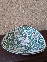 plat céramique Italien Forme triangulaire  Ceramica d arte ( C. R. A ) MODELE voluta  Poids 1,489 kg 29×29 B