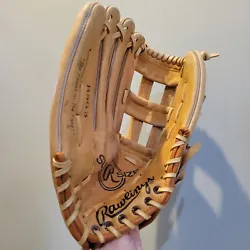 Fits on the right hand for a left handed thrower. Very nice Glove! We try and describe each item and take many photos....