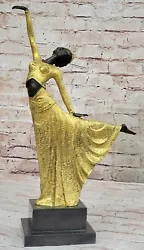 Plongez dans le monde captivant de la danse avec cette superbe sculpture en bronze. Représentant une danseuse...