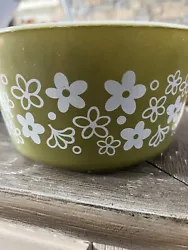 PYREX 473 1 QT Mixing Bowl Casserole Verde Green Daisy. Very vintage and in GREAT shape! Looks like it was hardly used!