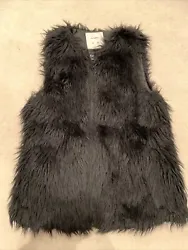 Get ready to add some warmth and style to your wardrobe with this ladies faux fur gilet in size S. This stylish...
