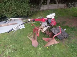 Motoculteur Honda F42. Avec fraises, roues, charrue et arracheuse de pommes de terres. Peu servis. Fonctionne.