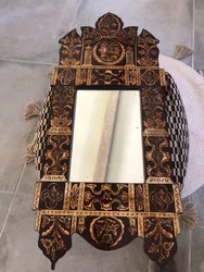 Magnifique miroir années 80, origine Maroc. A noter quelques piqûres sur le miroir.