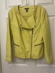 Italian faux leather women jacket. Size smallExcellent condition one spot on sleeve .Feels like leather but tags says...