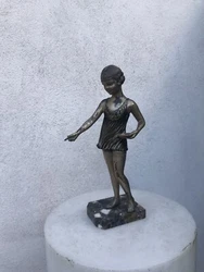 sculpture art deco 1930 statuette fille , ancienne statue sur marbre. En l’état World shipping contact me thanks...