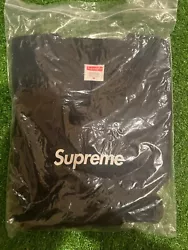 The shirt features the iconic box logo on the front and long sleeves. It is a size M and has a regular fit. Dont miss...
