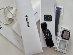 Apple Watch SE 44mm Boîtier en Aluminium Argent. Toujours sous protection,  en parfaite état extérieur. Fonctionne...