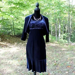 You are looking at a like-new ladies dress. It is made by Madison Leigh and is a size 4 petite. It is a deep navy blue...