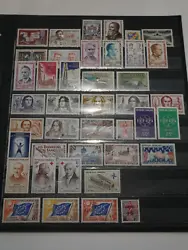 Bonne cote. On retrouve 41 timbres neufs sans charnieres. Voici un joli lot de timbres de France.