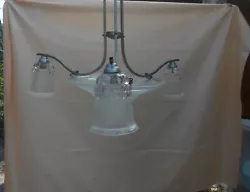 lustre Art Déco laiton chromé  trois bras de lumière tulipes à décor de rangs de perles et une vasque centrale,...