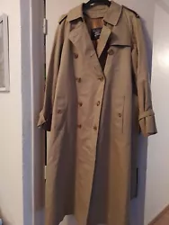 Burberry trench-coat,de couleur beige. trench coat Waterloo (pas sur du modèle). Longueur totale : 113 cm environ.