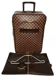 Authentic Louis Vuitton Pegase 55 Unisex Rolling Suitcase Carry on Bag. This Pegase suitcase features Louis Vuittons...