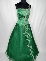 Alyce Designs Quinceanera, Sweet 16, Prom Dress, Ball Gown size 10 Color Green