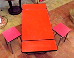 Présentation sur les photos avec une table formica. tabouret 2,6 kg la pièce.