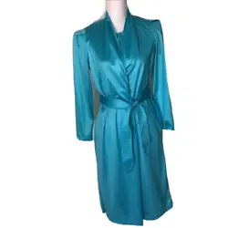 Incredible set by DVF! Robe is in excellent condition with the exception of two faint dots/stains. Shoulders have a...