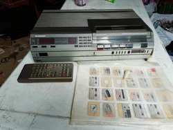 Magnétoscope À Cassette Schneider 23vr33.  Vendu pour pièce, sans le brûlé quand on le branche, le couvercle pour...