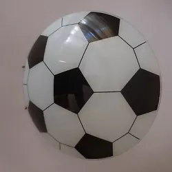 Matières : verre. Couleurs : blanc noir. Motifs sportifs. PATRICK NICOLAS.