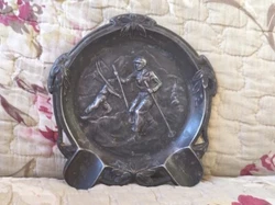Très bon état général. Légères piqûres par endroits. Diamètre maxi : 10,5 cm.