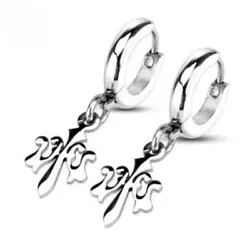 Le pendant représente une fleur de Lys suspendue à deux bélières entrelacées. Bijou qui ne soxyde pas et ne...