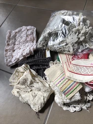 Lot linge ancien napperons dentelle morceaux en crochet glands galonCertains avec taches Voir photos Me contacter pour...