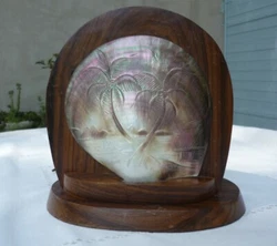 Très jolie lampe veilleuse en bois exotique et coquille de nacre gravée. Je peux expédier à l’étranger après...