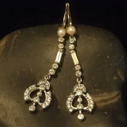 Bon état (occasion). Good condition (used). These earrings have a total height of 5 cm. No missing rhinestones.