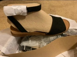 Womans Kenneth Cole Reaction Sandals.