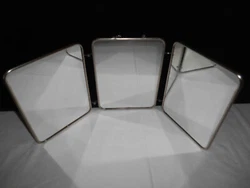 Ancien miroir triptyque dépoque avec sa chainette dorigine. dun miroir 18 x 24 cm. Bon état, à noter 1, 2 chocs sur...