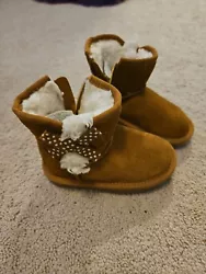 womens koolaburra ugg boots size 7. Condition is Pre-owned. Shipped with USPS Priority Mail.  My daughter probably wore...