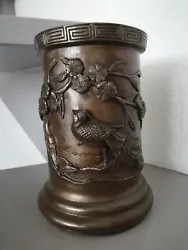 Vase en bronze à patine brune à décor de paon, doiseau, fleurs et Mont Fuji ht 15 cm. Hauteur : 15 cm. Diamètre au...