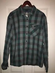 Patagonia Organic Cotton Button Up Shirt L . Condition is Pre-owned. Shipped with USPS First Class Package.