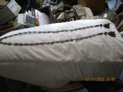 bijoux à déterminer ceinture ? long 1m10 en métal ? à nettoyer fini par une sorte de petits grelots