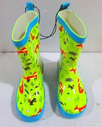 Made with a soft cotton lining to keep their little feet comfy, these kids rain boots feature a light green color with...