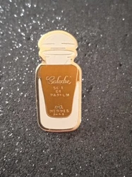 pins fourni avec une attache.