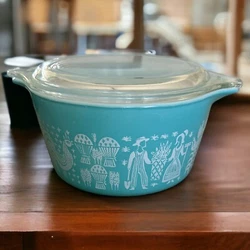 Add a touch of retro charm to your kitchen with this vintage Pyrex covered dish in the popular Amish Butterprint...