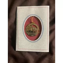 Brand New in packaging Colonial Williamsburg Foundation Richard Charltons Coffeehouse 2010 Ornament 24K gold finish