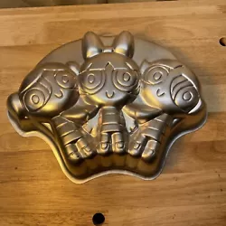 2000 Cartoon Network Power Puff Girls Cake Pan Minor wear and tear. Great addition to your collection or as a gift....