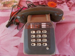 EN BAKELITE GRIS.