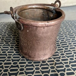 Dose not sit flat. Very heavy don’t know much about this pot