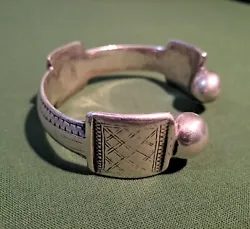 Bracelet Touareg Ancien en Argent Ethnique. Fort et lourd bracelet en bel argent,artisanat Touateg,longtemp porté,usé...