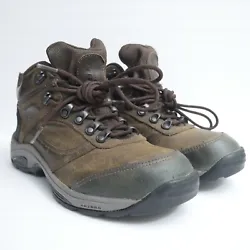 New Balances MW978hiking boots feature the waterproof breathable power of Gore-Tex® with a stabilizing, rugged design...